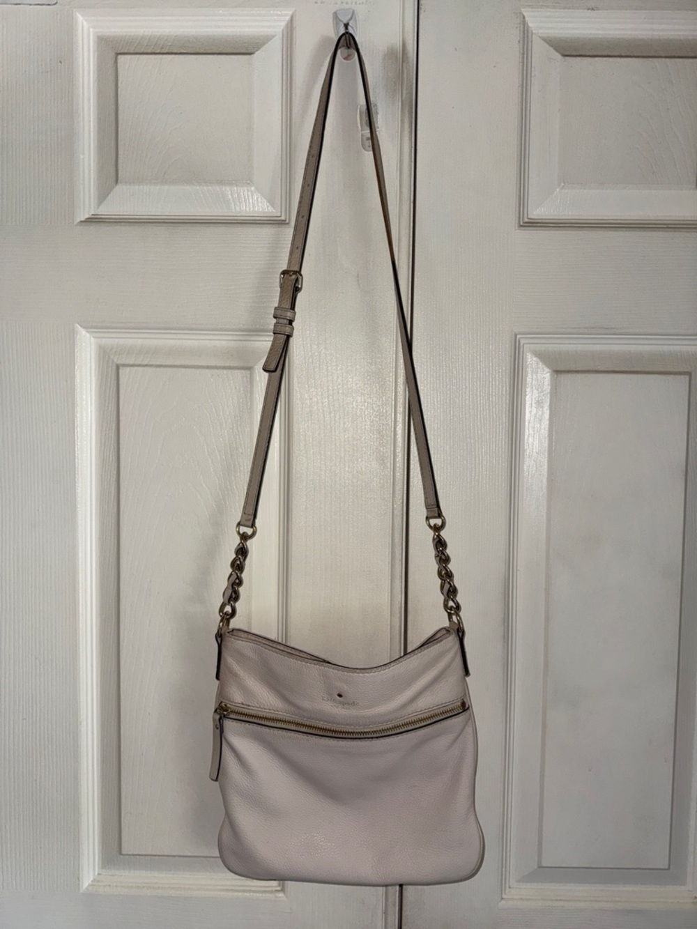 Kate Spade New York Off White Chain Detail Zip Top Leather Crossbody Bag - Picture 2 of 8
